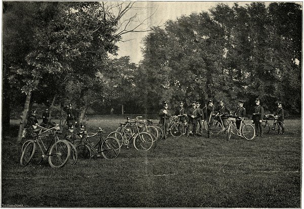 militaire wielrijders in het Vondelpark